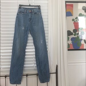 URBAN OUTFITTERS medium wash mom jeans